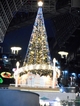 大階段に立つ大きなクリスマスツリーの写真u